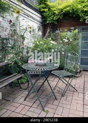 Innenhof-Garten im Innenhof der Stadt im Hochsommer Stockfoto