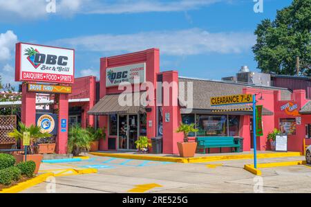 METAIRIE, LA, USA - 22. JULI 2023: DBC Bar and Grill am Veterans Memorial Boulevard in den Vororten von New Orleans Stockfoto