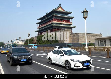 (230725) -- PEKING, 25. Juli 2023 (Xinhua) -- Dieses Foto wurde am 20. Juli 2023 aufgenommen und zeigt das Zhengyang-Tor in Peking, der Hauptstadt Chinas. Die Pekinger Zentralachse, Zhongzhouxian, wurde ursprünglich in der Yuan-Dynastie (1271-1368) erbaut und erstreckt sich 7,8 Kilometer zwischen dem Yongding-Tor im Süden der Stadt und dem Trommelturm und Glockenturm im Norden. Die meisten der großen alten Gebäude von Peking liegen entlang dieser Achse. Tore, Paläste, Tempel, Plätze und Gärten der Altstadt sind alle mit der Achse verbunden. Als sie die Volksaktivitäten von alten bis zu neuen beobachteten, waren sie es Stockfoto