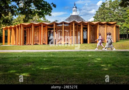 Serpentine Gallery Pavilion 2023, entworfen von Lina Ghotmeh London UK Stockfoto