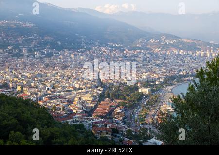 Genießen Sie den atemberaubenden Blick auf Alanya von der Aussichtsplattform Stockfoto