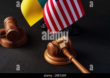 Zwei Hammer mit USA-Flagge und ukrainischer Flagge auf schwarzem Hintergrund Stockfoto