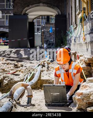 DEN HAAG - 25/07/2023, Archäologen führen archäologische Untersuchungen in der Gruft unter der ehemaligen Hofkapel während der Renovierung des Binnenhof durch. Der Gebäudekomplex wird derzeit umfassend renoviert. Während der Arbeit wurden drei Leichen gefunden. ANP REMKO DE WAAL niederlande raus - belgien raus Stockfoto