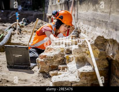 DEN HAAG - 25/07/2023, Archäologen führen archäologische Untersuchungen in der Gruft unter der ehemaligen Hofkapel während der Renovierung des Binnenhof durch. Der Gebäudekomplex wird derzeit umfassend renoviert. Während der Arbeit wurden drei Leichen gefunden. ANP REMKO DE WAAL niederlande raus - belgien raus Stockfoto