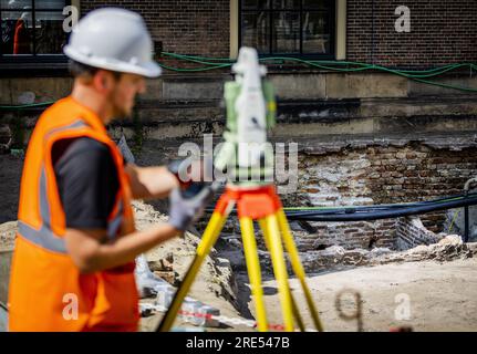 DEN HAAG - 25/07/2023, Archäologen führen archäologische Untersuchungen in der Gruft unter der ehemaligen Hofkapel während der Renovierung des Binnenhof durch. Der Gebäudekomplex wird derzeit umfassend renoviert. Während der Arbeit wurden drei Leichen gefunden. ANP REMKO DE WAAL niederlande raus - belgien raus Stockfoto