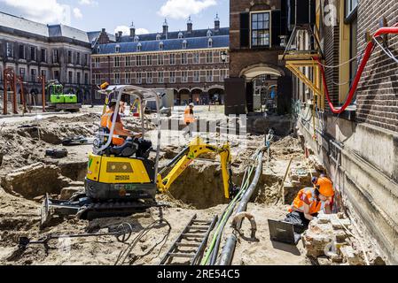 DEN HAAG - 25/07/2023, Archäologen führen archäologische Untersuchungen in der Gruft unter der ehemaligen Hofkapel während der Renovierung des Binnenhof durch. Der Gebäudekomplex wird derzeit umfassend renoviert. Während der Arbeit wurden drei Leichen gefunden. ANP REMKO DE WAAL niederlande raus - belgien raus Stockfoto