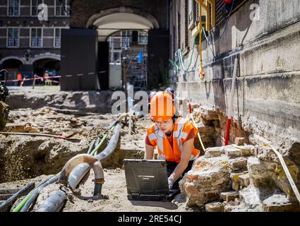 DEN HAAG - 25/07/2023, Archäologen führen archäologische Untersuchungen in der Gruft unter der ehemaligen Hofkapel während der Renovierung des Binnenhof durch. Der Gebäudekomplex wird derzeit umfassend renoviert. Während der Arbeit wurden drei Leichen gefunden. ANP REMKO DE WAAL niederlande raus - belgien raus Stockfoto