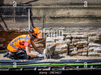 DEN HAAG - 25/07/2023, Archäologen führen archäologische Untersuchungen in der Gruft unter der ehemaligen Hofkapel während der Renovierung des Binnenhof durch. Der Gebäudekomplex wird derzeit umfassend renoviert. Während der Arbeit wurden drei Leichen gefunden. ANP REMKO DE WAAL niederlande raus - belgien raus Stockfoto