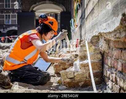 DEN HAAG - 25/07/2023, Archäologen führen archäologische Untersuchungen in der Gruft unter der ehemaligen Hofkapel während der Renovierung des Binnenhof durch. Der Gebäudekomplex wird derzeit umfassend renoviert. Während der Arbeit wurden drei Leichen gefunden. ANP REMKO DE WAAL niederlande raus - belgien raus Stockfoto