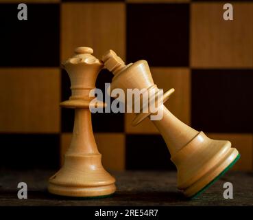Königin und König, Schachfiguren und Schachbrett Stockfoto