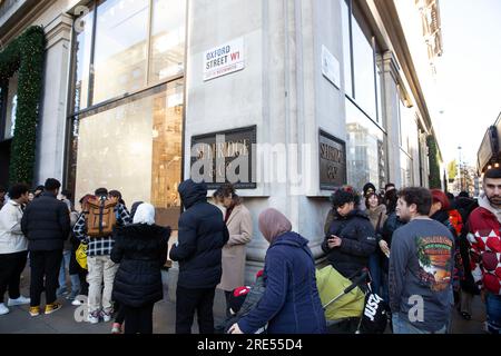 Die Leute warten vor dem Selfridges-Laden in der Oxford Street in London, vor der Eröffnung am zweiten Weihnachtsfeiertag. Stockfoto