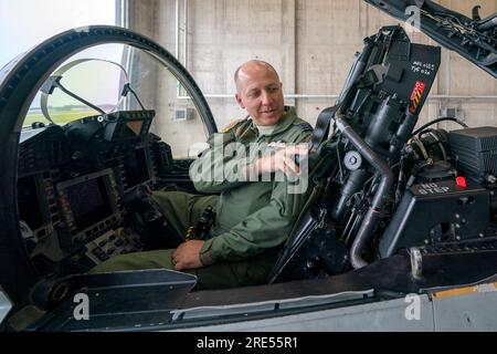 Geschäftsführer 1 (Kämpfer), Geschwaderführer Ben Spoor, der Teil der Royal Air Force (RAF)140 Expeditionary Air Wing ist, sitzt im Cockpit eines RAF Eurofighter Typhoon-Jet auf dem Amari-Stützpunkt in Estland, wo ein Geschwader der Jets für die Operation Azotize eingesetzt wird, NATO-Mission der baltischen Luftpolizei zur Überwachung des Luftraums über der Ostgrenze der NATO. Bilddatum: Dienstag, 25. Juli 2023. Stockfoto