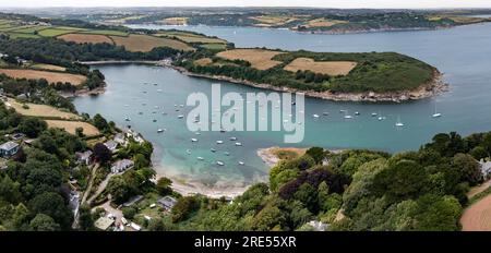 Ein Luftblick auf die kleinen kornischen Dörfer Gillan und St. Anthony-in-Meneage, die sich auf dem South West Coast Path in Cornwall befinden Stockfoto