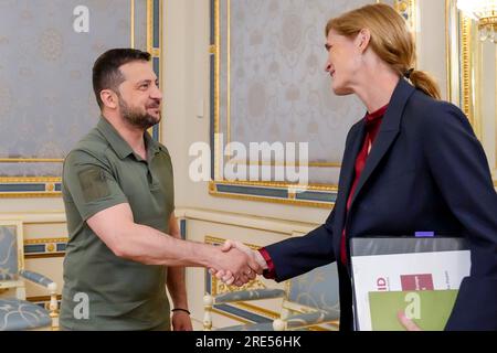 Kiew, Ukraine. 19. Juli 2022. US AID Administrator Samantha Power, right, schüttelt dem ukrainischen Präsidenten Wolodymyr Zelenskyy, Left, vor ihrem bilateralen Treffen am 19. Juli 2023 in Kiew, Ukraine die Hand. Kredit: US-Botschaft Kiew/Außenministerium/Alamy Live News Stockfoto