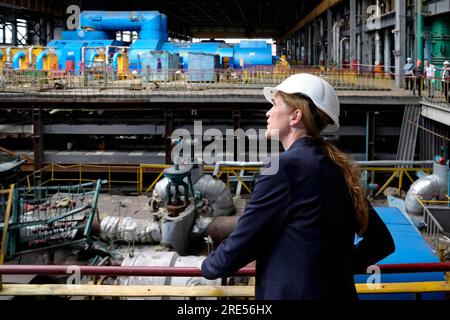 Kiew, Ukraine. 17. Juli 2022. US AID Administrator Samantha Power Visits the KyivTeploEnergy Combined Heat and Power Plant Damaged by Russian Missile Attacks, 17. Juli 2023 in Kiew, Ukraine. USAID hilft mit Ausrüstung für schnelle Reparaturen und investiert in ein Energiesystem der Zukunft der Ukraine. Kredit: US-Botschaft Kiew/Außenministerium/Alamy Live News Stockfoto