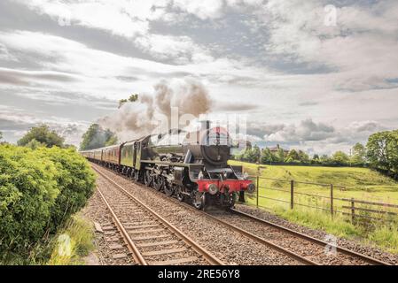 Sierra Leone alias Galatea (plus nicht übereinstimmende Zahlen) hat im Juli 2023 eine britische Dampflok durch Long Preston erhalten Stockfoto