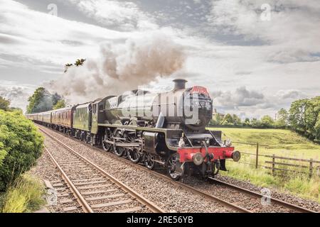 Sierra Leone alias Galatea (plus nicht übereinstimmende Zahlen) hat im Juli 2023 eine britische Dampflok durch Long Preston erhalten Stockfoto