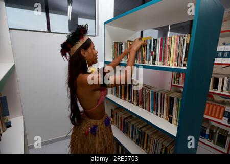 Itaju do colonia, bahia, brasilien - 23. juli 2023: Junge indigene Frau aus Etina pataxo ha-ha-hae in einer Bibliothek einer öffentlichen Schule in bahia. Stockfoto