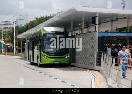 salvador, bahia, brasilien - 24. oktober 2022: Elektrobus zur Beförderung von Passagieren im BRT-Transportsystem der Stadt Salvador. Stockfoto