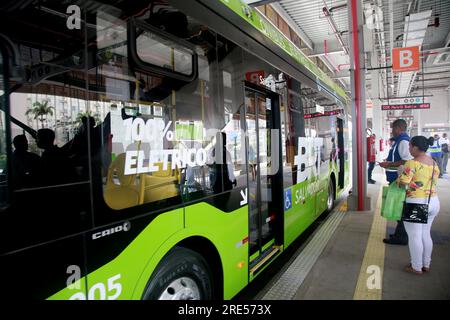 salvador, bahia, brasilien - 24. oktober 2022: Elektrobus zur Beförderung von Passagieren im BRT-Transportsystem der Stadt Salvador. Stockfoto