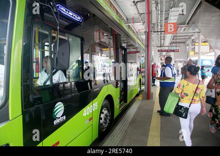 salvador, bahia, brasilien - 24. oktober 2022: Elektrobus zur Beförderung von Passagieren im BRT-Transportsystem der Stadt Salvador. Stockfoto