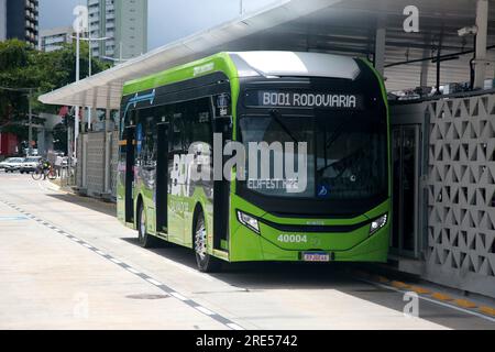 salvador, bahia, brasilien - 24. oktober 2022: Elektrobus zur Beförderung von Passagieren im BRT-Transportsystem der Stadt Salvador. Stockfoto