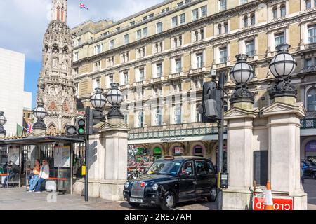 Black Cab verlässt Charing Cross Bahnhof, The Strand, Charing Cross, City of Westminster, Greater London, England, Vereinigtes Königreich Stockfoto