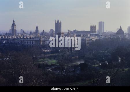 Skyline von Whitehall, aufgenommen vom Duke of York Monument, London, England. Ca. 1980s Stockfoto