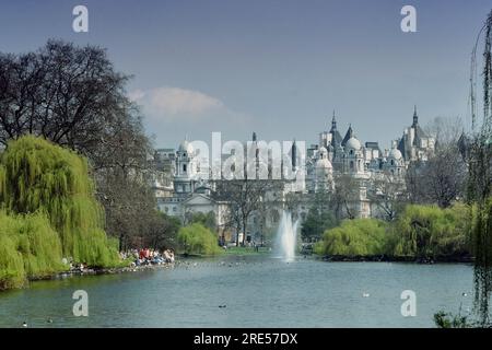 Old Admiralty Buildings, Whitehall, von der Blue Bridge in St James Park, London, Großbritannien Stockfoto
