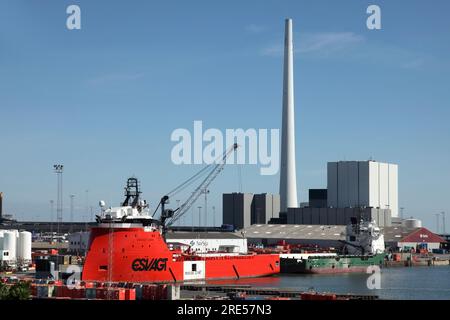 Skandinaviens höchster Schornstein (250m) am Kohlekraftwerk Esbjerg in Dänemark. Stockfoto