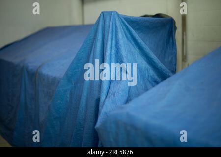 Geschlossener Markt. Blaue Markthalle. Regenschutz. Marktdetails. Stockfoto