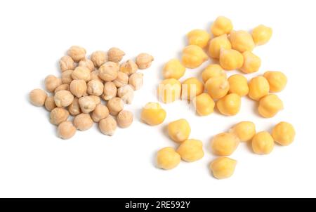 Kichererbse oder Kichererbse oder Bengalgramm, Chhana, Chana, Garbanzo oder Garbanzo-Bohne oder ägyptische Erbse. Isoliert auf weißem Hintergrund. Stockfoto