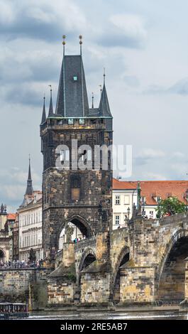 Tschechisch, Prag, - 06.26.2023: Karlsbrücke, Karlův Most, mittelalterliche Steinbogenbrücke, die die Moldau überquert Stockfoto