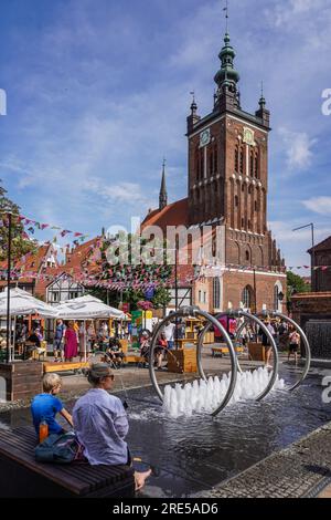 Danzig, Polen. 24. Juli 2023. Polen, Danzig, 24. Juli 2023 Menschen, die auf Verkaufsständen und Ständen in den Straßen der Altstadt nach Waren suchen, sind in Danzig, Polen, am 24. Juli 2023 Händler zu sehen, Künstler und Sammler nehmen an der Messe Teil, die mehrere Straßen im Zentrum des im historischen Stadtzentrum mit ihren Ständen besetzt. St. Die Dominics Fair ist die größte Freiluft-Handels- und Kulturveranstaltung in Polen und eine der größten und ältesten Veranstaltungen dieser Art in Europa. (Foto: Vadim Pacajev/Sipa USA) Guthaben: SIPA USA/Alamy Live News Stockfoto