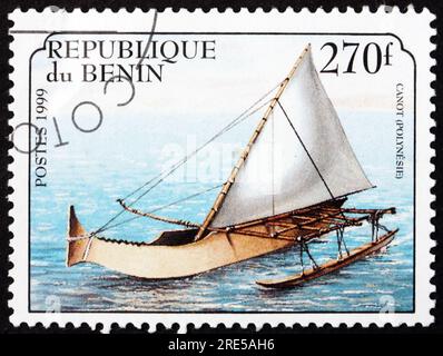 BENIN - CIRCA 1999: Ein in Benin gedruckter Stempel in Dahomey zeigt polynesischen Kanot, ein altes Segelschiff, das um 1999 erbaut wurde Stockfoto