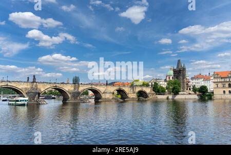 Tschechisch, Prag, - 06.26.2023: Karlsbrücke, Karlův Most, mittelalterliche Steinbogenbrücke, die die Moldau überquert Stockfoto