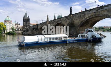 Tschechisch, Prag, - 06.26.2023: Karlsbrücke, Karlův Most, mittelalterliche Steinbogenbrücke, die die Moldau überquert Stockfoto