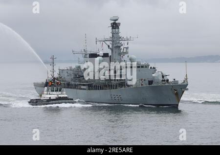 Ein Schlepper ist ein Abschied von der Royal Navy Fregatte HMS MONTROSE (F236). Das Schiff wird nach 30 Jahren Flottendienst stillgelegt Stockfoto