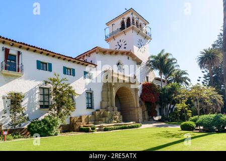 Außenansicht des historischen Gerichtsgebäudes von Santa Barbara an einem sonnigen Herbstmorgen Stockfoto