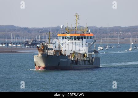 Der Zyprer registrierte die nachlaufende Saugtrichter-Dredger MV SHOALWAY, die den Hafen verlassen Stockfoto