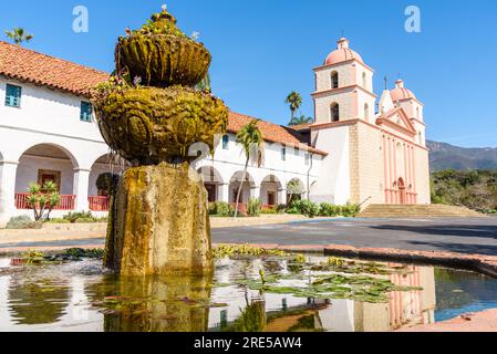 Blick auf die alte Mission in Santa Barabara California an einem sonnigen Herbstmorgen Stockfoto