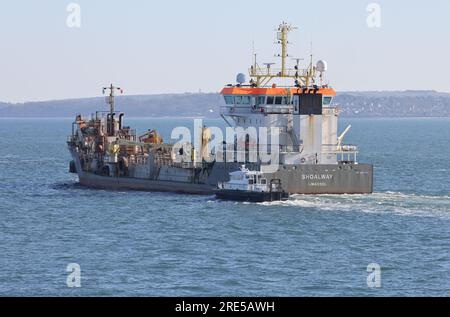 Der Start SD SOLENT SPIRIT bereitet sich darauf vor, den Admiralty-Piloten aus dem Schleppbagger MV SHOALWAY zu verlassen, wenn das Schiff den Hafen verlässt Stockfoto