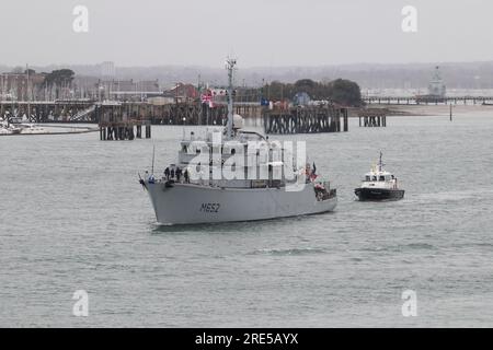 Der französische dreigliedrige Minenjäger der Eridan-Klasse FS CEPHEE (M652) verlässt den Marinestützpunkt in Begleitung des Admiralitätspiloten Stockfoto