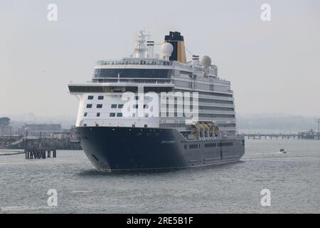 Das VON SAGA betriebene Kreuzfahrtschiff MS SPIRIT OF ADVENTURE verlässt den internationalen Hafenterminal Stockfoto