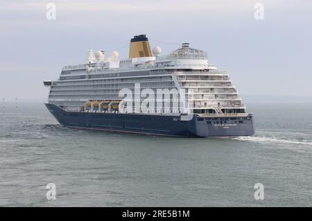 Das VON SAGA betriebene Kreuzfahrtschiff MS SPIRIT OF ADVENTURE fährt in den Solent Stockfoto