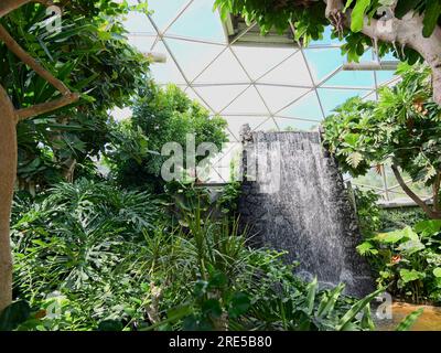 Topeka, Kansas - 22. Juli 2023: Tropical Building im Topeka Zoo Stockfoto