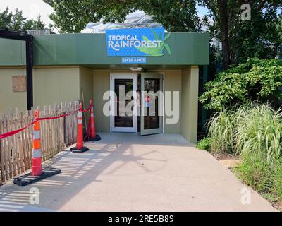 Topeka, Kansas - 22. Juli 2023: Tropical Building im Topeka Zoo Stockfoto