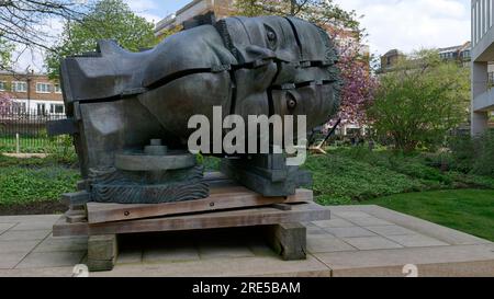 Eduardo Paolozzi Leiter der Erfindungsskulptur im Design Museum London, England, Großbritannien Stockfoto