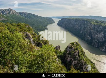 Blick auf den Djerdap Nationalpark vom Aussichtspunkt Ploce, wo die Donau schmalste und tiefste ist, auf der linken Seite sehen Sie die Gipfel von Miroc Veliki Stockfoto