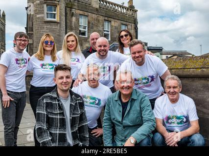 Stockbridge, Edinburgh, Schottland, Vereinigtes Königreich, 25. Juli 2023. Einführung des Edge 2 Radiosenders: DJ Jay Crawford, einer der beliebtesten Radio-DJs Edinburghs, hat den DAB-lizenzierten Sender MIX 1 übernommen, um Edge 2 zu erschaffen, den neuen lokalen Sender Edinburghs, der die beste Musik der letzten 50 Jahre liefert und diesen Monat mit der Übertragung beginnt. Abbildung: Jay Crawford mit vielen Mitgliedern seines Teams, darunter Sam Hinks, Mark Martin, Micky Gavin, Vikki Heaney und Veronika Walker (Vorderseite). Kredit: Sally Anderson/Alamy Live News Stockfoto